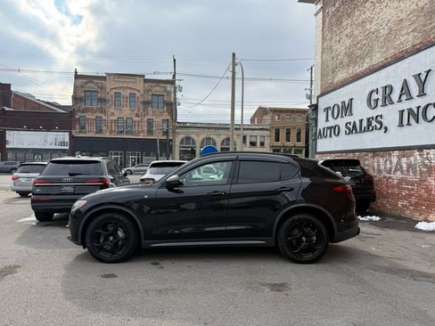 Used 2022 Alfa Romeo Stelvio Ti image 5