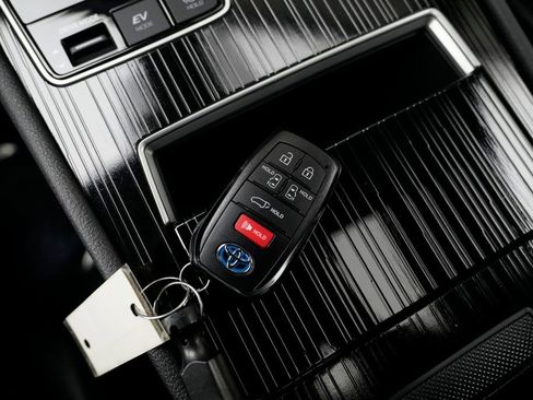 Used 2025 Toyota Sienna XLE Woodland Edition image 52