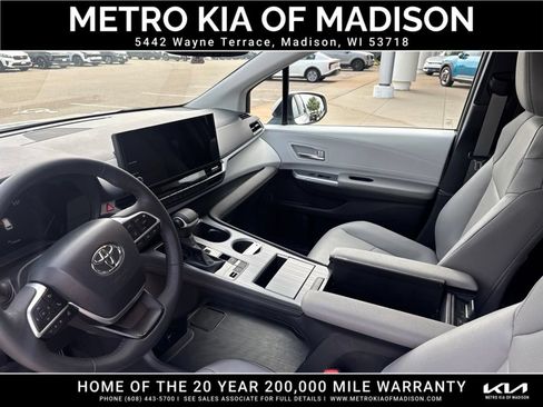 Used 2025 Toyota Sienna XLE AWD/4WD image 16