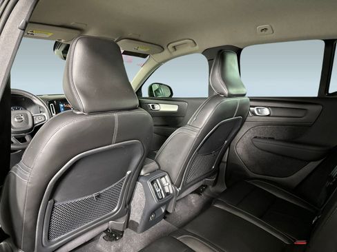 Certified 2022 Volvo XC40 T5 Momentum image 36