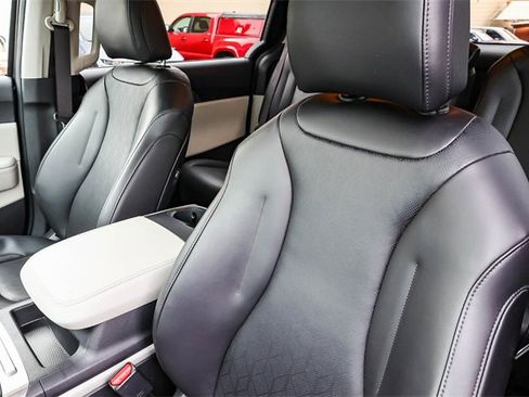 Used 2024 Kia Carnival LX image 28