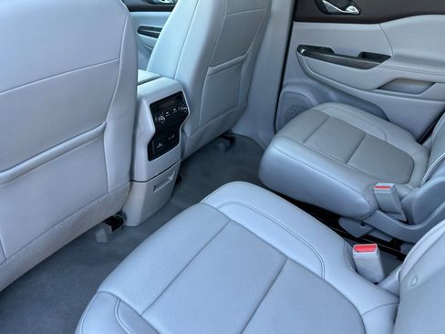 Used 2023 GMC Acadia SLT image 14