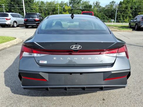 Used 2025 Hyundai Elantra SE FWD image 15