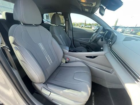 Used 2022 Hyundai Elantra SEL image 29