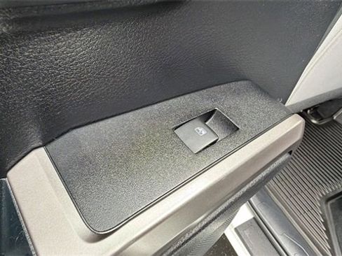 Used 2017 Toyota Tacoma SR5 image 15