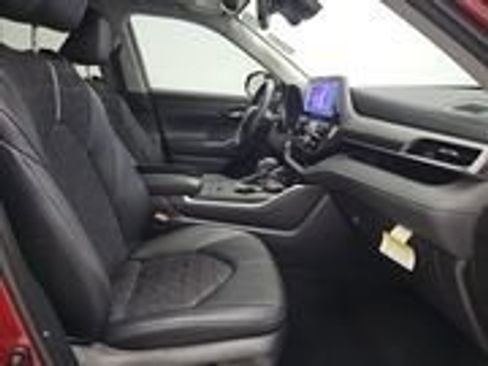 Used 2024 Toyota Highlander XLE image 8