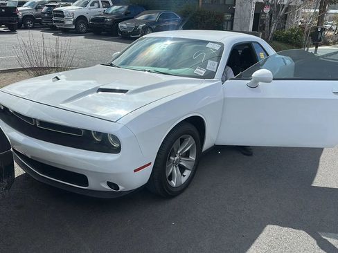 Used 2015 Dodge Challenger SXT image 1