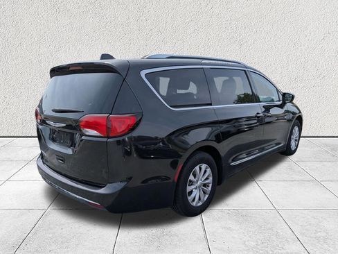 Used 2019 Chrysler Pacifica Touring-L image 3