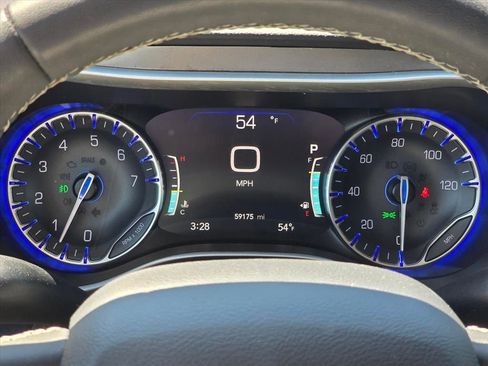 Used 2023 Chrysler Pacifica Touring-L FWD image 7