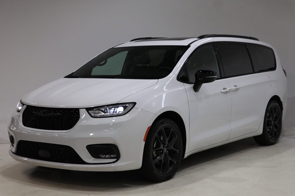 Used 2025 Chrysler Pacifica Limited FWD image 3