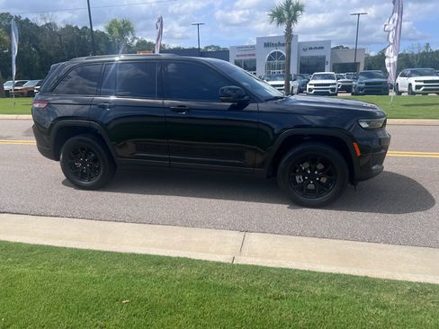 Used 2025 Jeep Grand Cherokee Altitude RWD image 3