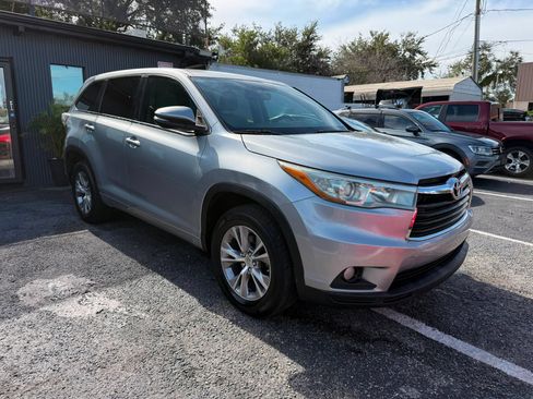 Used 2015 Toyota Highlander Plus FWD image 3