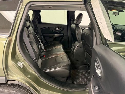 Used 2019 Jeep Cherokee Latitude Plus w/ Cold Weather Group AWD/4WD image 14
