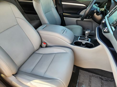 Used 2017 Toyota Highlander XLE AWD/4WD image 16