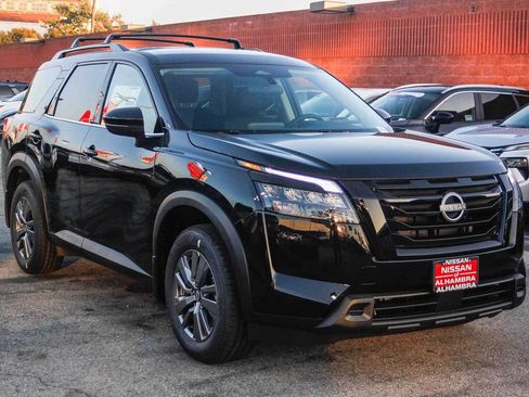 New 2025 Nissan Pathfinder SV w/ Black Appearance Package image 4