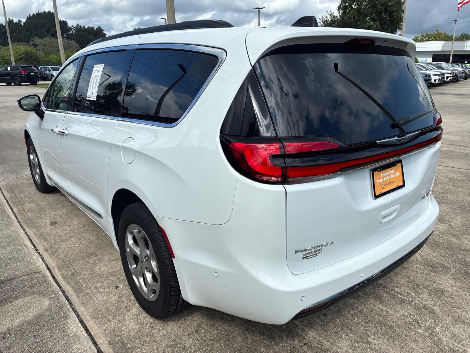 Certified 2023 Chrysler Pacifica Limited AWD/4WD image 3