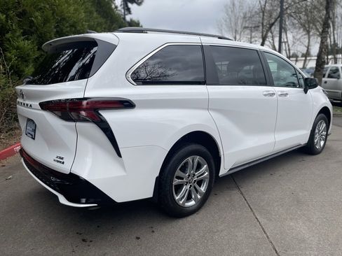 Used 2023 Toyota Sienna XSE image 4