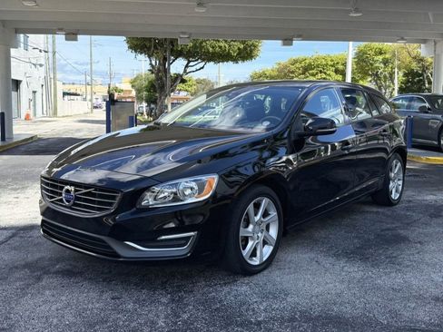 Used 2015 Volvo V60 T5 image 1