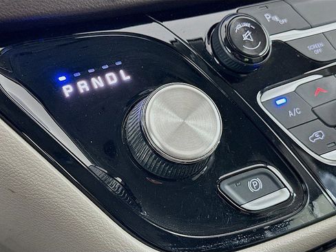Used 2017 Chrysler Pacifica Touring-L FWD image 18