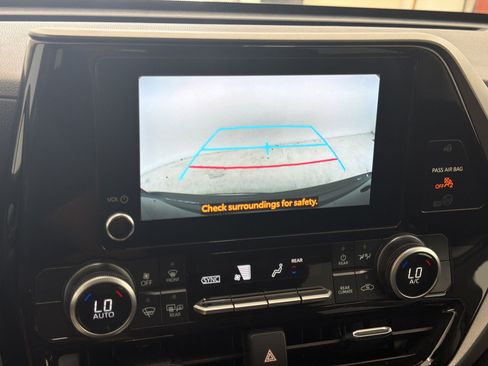 Used 2025 Toyota Highlander LE FWD image 18