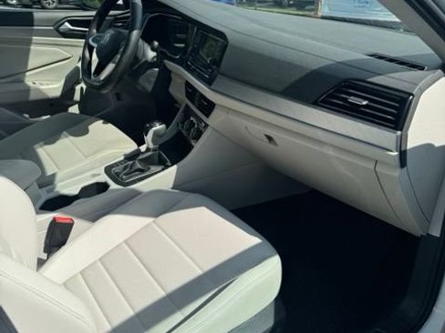 Used 2024 Volkswagen Jetta SE FWD image 16