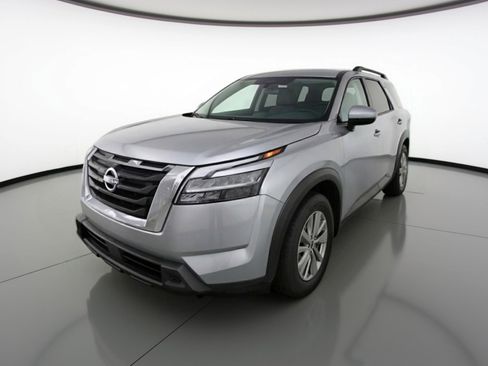 Used 2025 Nissan Pathfinder SV image 3