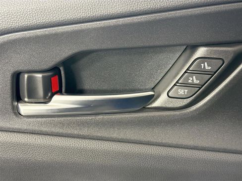 Used 2025 Toyota Prius Plug-In Hybrid image 28