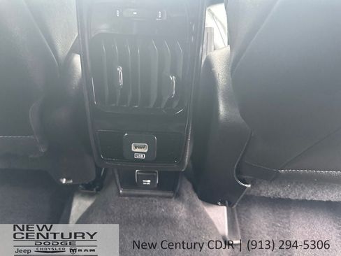 Used 2024 Jeep Compass Latitude AWD/4WD image 17