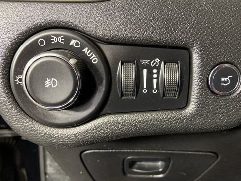 Used 2018 Jeep Cherokee Trailhawk w/ Quick Order Package 27L image 9