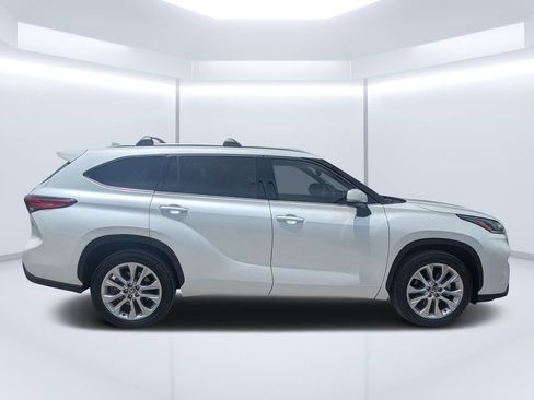 Used 2022 Toyota Highlander Limited FWD image 2