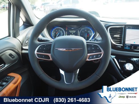New 2026 Chrysler Pacifica Pinnacle FWD image 27