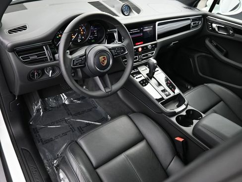 Used 2025 Porsche Macan image 4