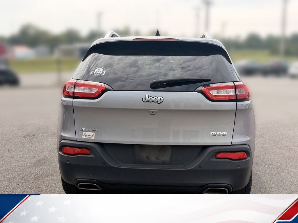 Used 2017 Jeep Cherokee Latitude w/ Comfort/Convenience Group AWD/4WD image 3