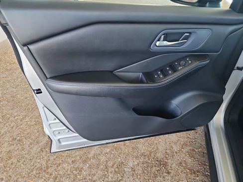 Used 2024 Nissan Rogue SV image 9