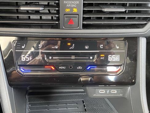 Certified 2025 Volkswagen Jetta SEL FWD image 25