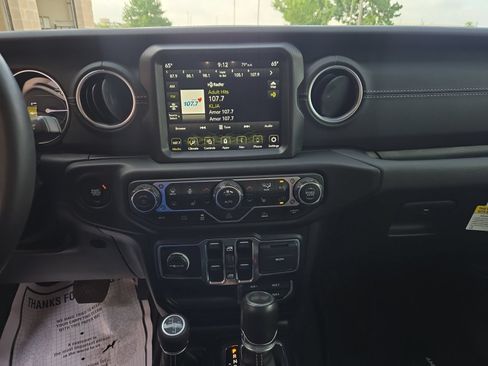 Used 2023 Jeep Wrangler Unlimited Sahara w/ Cold Weather Group AWD/4WD image 17