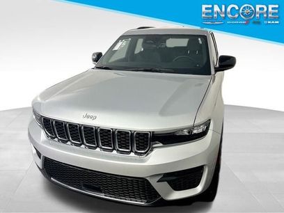 New 2025 Jeep Grand Cherokee Laredo w/ Luxury Tech Group I