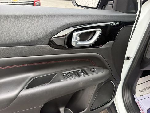 Used 2025 Jeep Compass Trailhawk AWD/4WD image 15