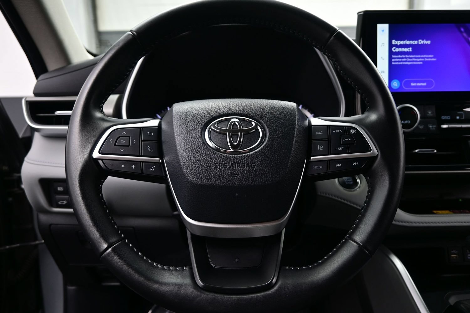 Used 2025 Toyota Highlander XLE AWD/4WD image 25