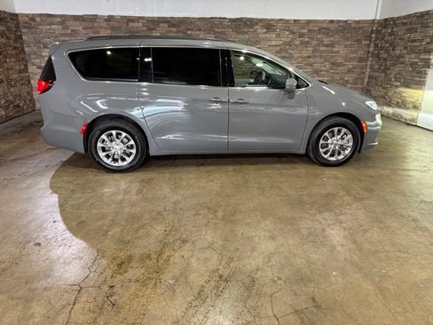 Used 2022 Chrysler Pacifica Touring-L AWD/4WD image 10