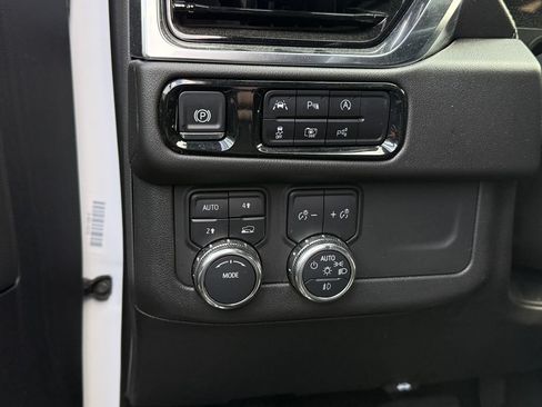 Used 2025 GMC Yukon XL Denali AWD/4WD image 15