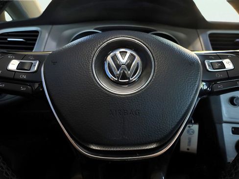 Used 2017 Volkswagen Golf S image 25