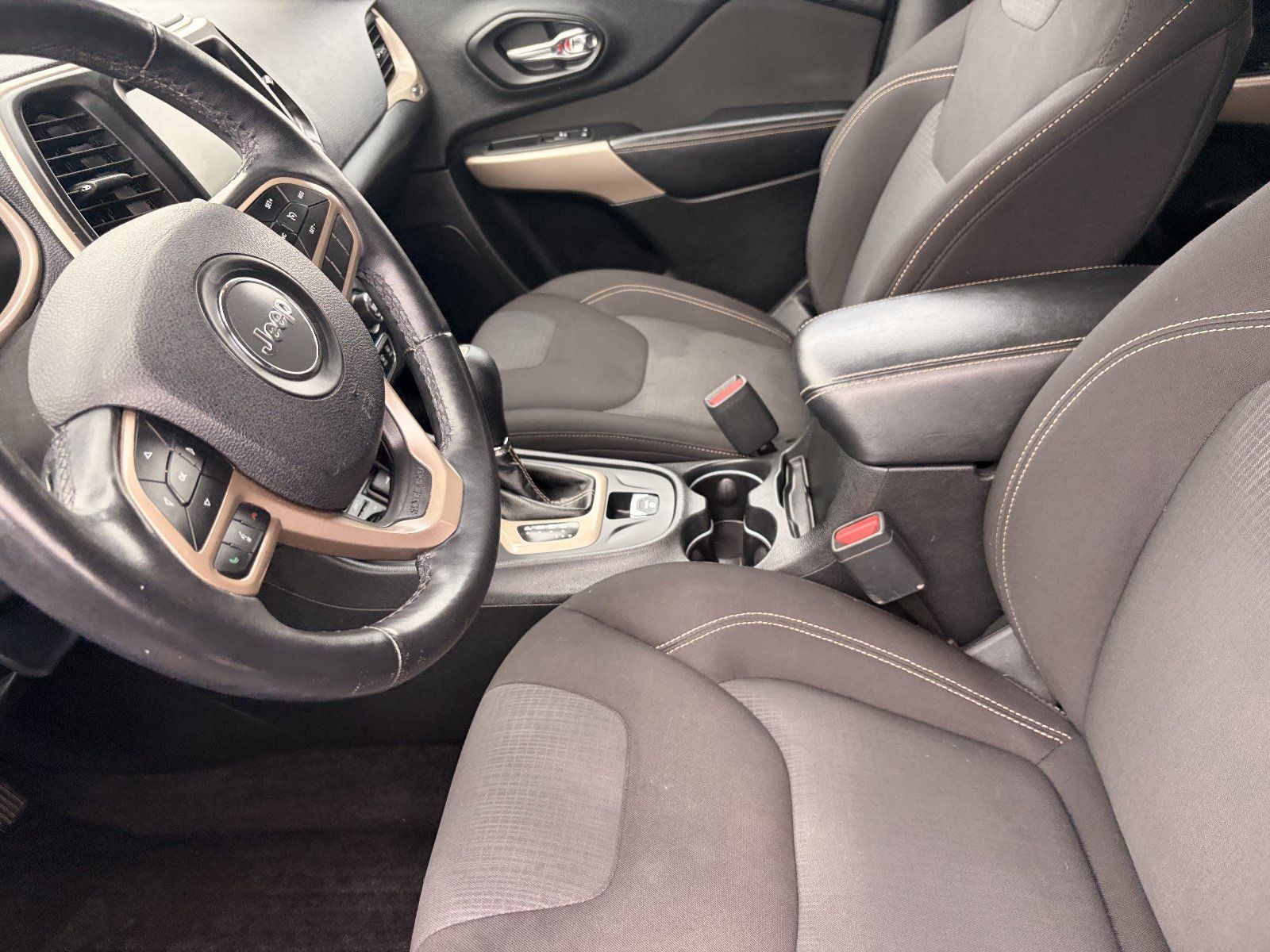 Used 2017 Jeep Cherokee Latitude w/ Comfort/Convenience Group AWD/4WD image 17