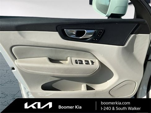 Used 2022 Volvo XC60 B5 Momentum image 16