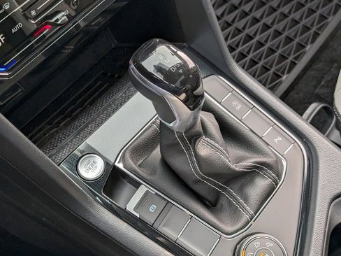 Used 2025 Volkswagen Taos SE w/ Panoramic Sunroof Package image 16