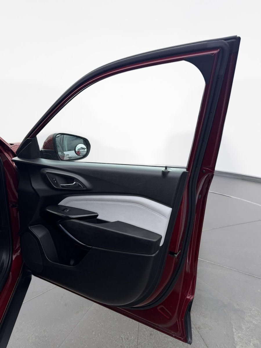 Used 2025 Chevrolet Trax LT w/ LT Convenience Package FWD image 13