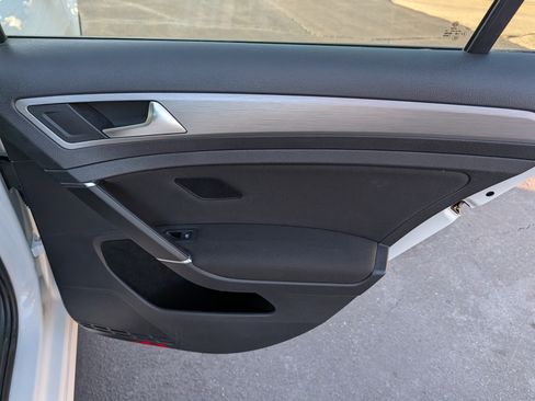 Used 2017 Volkswagen Golf S image 27