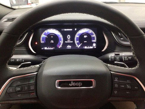 Used 2025 Jeep Grand Cherokee Limited AWD/4WD image 11