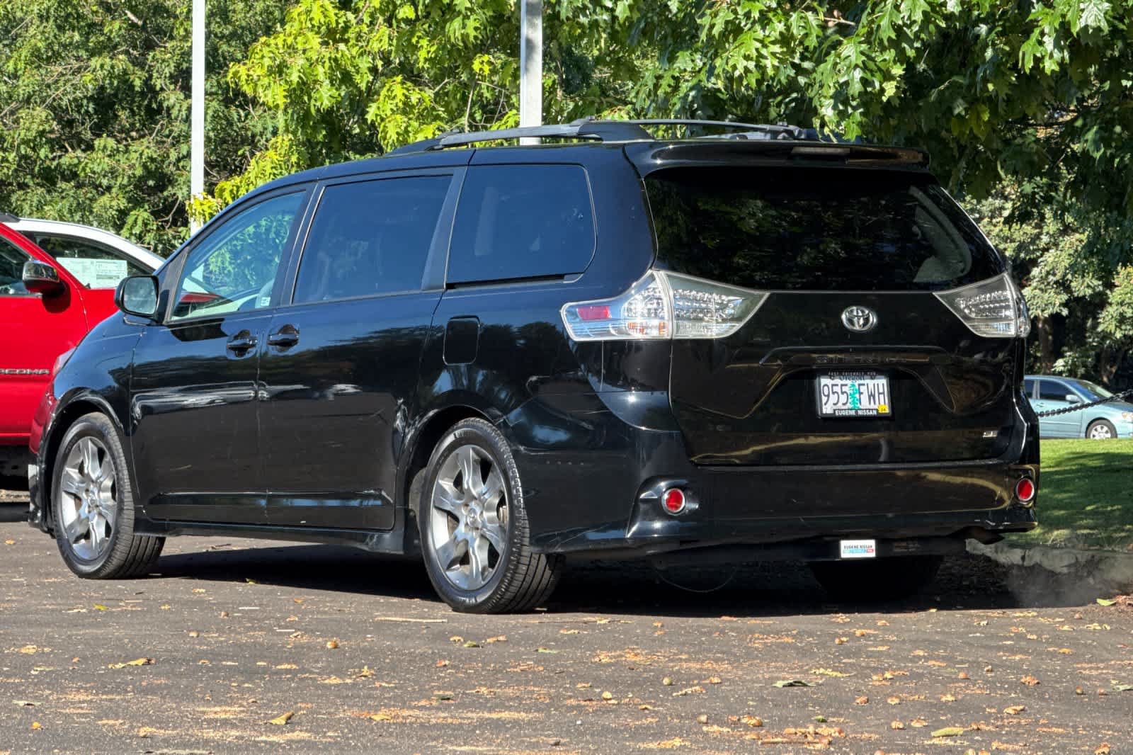 Used 2012 Toyota Sienna SE FWD image 6