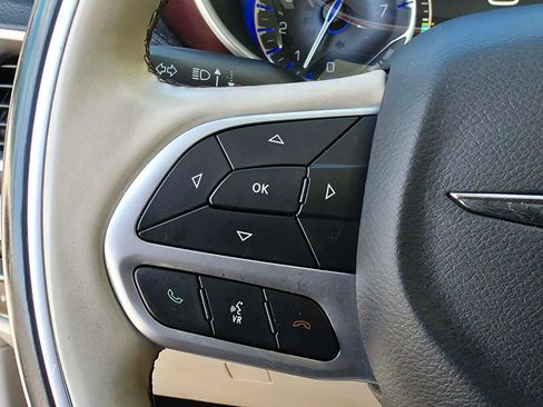 Used 2018 Chrysler Pacifica Limited w/ Tire & Wheel Group FWD image 21